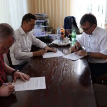 Powiększ zdjęcie Po prawej stronie Starosta Włoszczowski Dariusz Czechowski, a po lewej w kolejności Wicestarosta Łukasz Karpiński i Wójt Gminy Kluczewsko Rafał Pałka podpisujący umowę dotacji dla szpitala.