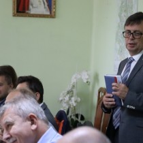 Powiększ zdjęcie Po prawej stronie Starosta Włoszczowski Dariusz Czechowski wita przybyłych na spotkanie w Staroswie Powiatowym we Włoszczowie dotyczące naboru wniosków w ramach Rządowego Funduszu Polski Ład 