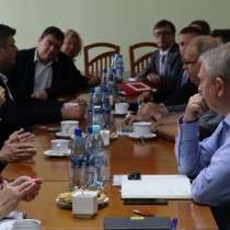 Powiększ zdjęcie Uczestnicy%20spotkania%20dotyczącego%20naboru%20wniosków%20w%20ramach%20Rządowego%20Funduszu%20Polski%20Ład