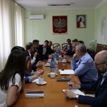 Powiększ zdjęcie Uczestnicy spotkania w Staroswie Powiatowym we Włoszczowie dotyczącego naboru wniosków w ramach Rządowego Funduszu Polski Ład 