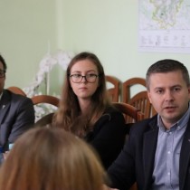 Powiększ zdjęcie Od lewej strony: Starosta Dariusz Czechowski wraz z przedstawicielami Banku Gospodarstwa Krajowego