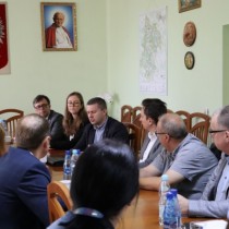 Powiększ zdjęcie Uczestnicy spotkania w Staroswie Powiatowym we Włoszczowie dotyczącego naboru wniosków w ramach Rządowego Funduszu Polski Ład 