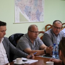 Powiększ zdjęcie Uczestnicy spotkania w Staroswie Powiatowym we Włoszczowie dotyczącego naboru wniosków w ramach Rządowego Funduszu Polski Ład 