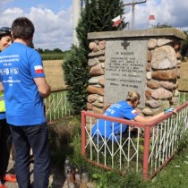 Powiększ zdjęcie Zapalenie zniczy przy pomniku w Rudce