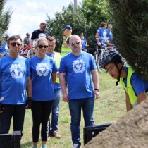 Powiększ zdjęcie Zapalenie zniczy przy pomniku w Olesznie. Od lewej stoją: Starosta Dariusz Czechowski, Dyrektor PCKR Teresa Chudy, Wicestarosta Łukasz Karpiński, uczestnik rajdu.