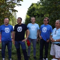 Powiększ zdjęcie Spotkanie grup przy pałacu w Lasocinie. Od lewej stoją Wicestarosta Włoszczowski Łukasz Karpiński, Starosta Kielecki Mirosław Gębski, Starosta Konecki Grzegorz Piec, Starosta Włoszczowski Dariusz Czechowski.