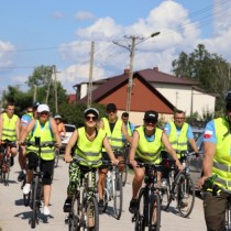 Powiększ zdjęcie Wjazd pod pomnik w Lasocinie - grupa z powiatu jędrzejowskiego.