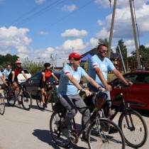 Powiększ zdjęcie Wjazd pod pomnik w Lasocinie - grupa z powiatu koneckiego.
