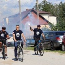 Powiększ zdjęcie Wjazd pod pomnik w Lasocinie - grupa z powiatu kieleckiego.