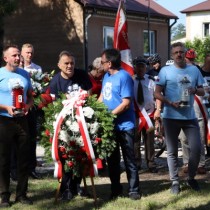 Powiększ zdjęcie Złożenie kwiatów pod pomnikiem w Lasocinie. Od lewej stoją Starosta Jędrzejowski Paweł Faryna, Starosta Kielecki Mirosław Gębski, Starosta Włoszczowski Dariusz Czechowski, Starosta Konecki Grzegorz Piec.