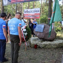 Powiększ zdjęcie Złożenie kwiatów pod pomnikiem w Lasocinie. 