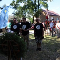Powiększ zdjęcie Zapalenie zniczy pod pomnikiem w Lasocinie przez przedstawicieli koła NSZ we Włoszczowie.