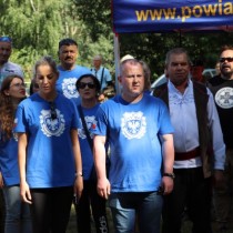 Powiększ zdjęcie Odśpiewanie hymnu państwowego pod pomnikiem w Lasocinie