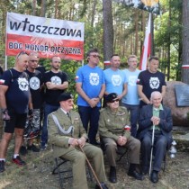 Powiększ zdjęcie Uczestnicy Rajdu, Starostowie Powiatów wraz z Kombatantami przy pomniku w Lasocinie.
