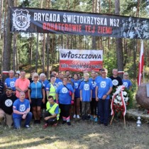 Powiększ zdjęcie Uczestnicy Rajdu z powiatu włoszczowskiego przy pomniku w Lasocinie.