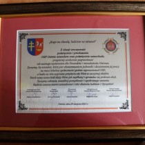 Powiększ zdjęcie Pamiątkowy grawerton od Zarządu Powiatu Włoszczowskiego dla OSP Ostrów