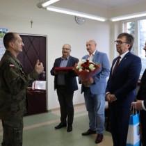 Powiększ zdjęcie Starosta%20i%20Wicestarosta%20Włoszczowski%20wraz%20z%20Wójtem%20Gminy%20Krasocin%20przekazują%20podziękowania%20za%20współpracę%20ppłk%20Mirosławowi%20Smerdzyńskiemu%20-%20%20Wojskowemu%20Komendantowi%20Uzupełnień%20w%20Kielcach