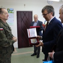 Powiększ zdjęcie Starosta Włoszczowski Dariusz Czechowski odbiera pamiątkowy grawerton przekazany przez Komendanta Smerdzyńskiego.