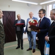 Powiększ zdjęcie Wręczenie podziękowań przez Starostów Powiatu Włoszczowskiego.