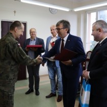Powiększ zdjęcie Wręczenie podziękowań przez Starostę Włoszczowskiego Dariusza Czechowskiego.