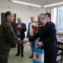 Powiększ zdjęcie Przekazanie podziękowań przez Wicestarostę Włoszczowskiego Łukasza Karpińskiego.