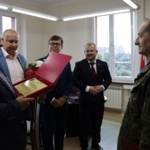 Powiększ zdjęcie Przekazanie pamiątkowego grawertonu przez Wójta gminy Krasocin Ireneusza Gliścińskiego.