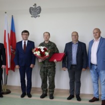Powiększ zdjęcie Od lewej stoją: Wicestarosta Włoszczowski Łukasz Karpiński, Starosta Włoszczowski Dariusz Czechowski, Wojskowy Komendant Uzupełnień Mirosław Smerdzyński, Wójt Gminy Krasocin i Kierownik USC w Krasocinie Paweł Włodarski 