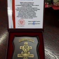 Powiększ zdjęcie Pamiątkowy grawerton przekazany Staroście Włoszczowskiemu Dariuszowi Czechowskiemu przez  Wojskowego Komendanta Uzupełnień.  