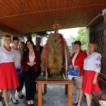 Powiększ zdjęcie Komisja Konkursowa z wieńcem z gminy Krasocin