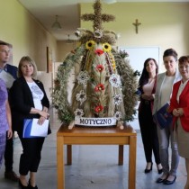 Powiększ zdjęcie Komisja Konkursowa z wieńcem z gminy Włoszczowa