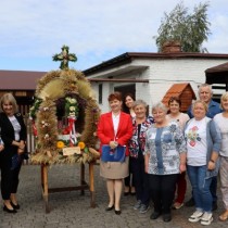 Powiększ zdjęcie Komisja%20Konkursowa%20z%20wieńcem%20z%20gminy%20Secemin