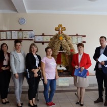 Powiększ zdjęcie Komisja Konkursowa z wieńcem z gminy Radków