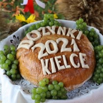 Powiększ zdjęcie Chleb%20dożynkowy%20z%20włoszczowskiego%20wieńca%20powiatowego