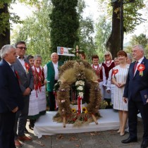 Powiększ zdjęcie Grupa wieńcowa Powiatu Włoszczowskiego wraz z marszałkiem województwa świętokrzyskiego Andrzejem Bętkowskim.