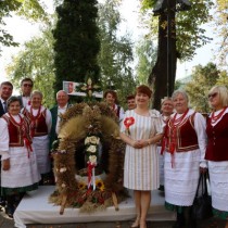 Powiększ zdjęcie Delegacja wieńcowa Powiatu Włoszczowskiego wraz z przewodniczącym Sejmiku Województwa Świętokrzyskiego Andrzejem Prusiem.