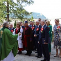 Powiększ zdjęcie Uczestnicy XXI Świętokrzyskich Dożynek Wojewódzkich przed mszą w Bazylice Katedralnej w Kielcach.