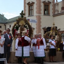 Powiększ zdjęcie Delegacja wieńcowa Powiatu Włoszczowskiego podczas prezentacji wieńca.