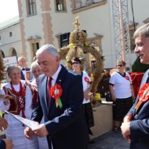 Powiększ zdjęcie Marszałek Andrzej Bętkowski i przewodniczący Sejmiku Województwa Świętokrzyskiego Andrzej Pruś wręczają wyróżnienie dla wieńca Powiatu Włoszczowskiego. 