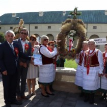 Powiększ zdjęcie Wyróżniony wieniec Powiatu Włoszczowskiego.
