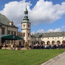 Powiększ zdjęcie Świętokrzyskie Dożynki Wojewódzkie na placu przed Muzeum Narodowym w Kielcach. 