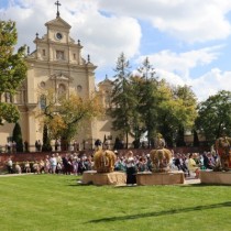 Powiększ zdjęcie Dożynki przed Muzeum Narodowym w Kielcach - widok na Bazylikę Katedralną.