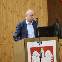 Powiększ zdjęcie Dyrektor Zarządu Dróg Powiatowych Norbert Gąsieniec podczas obrad Rady Powiatu Włoszczowskiego