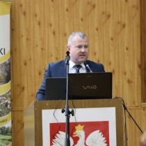 Powiększ zdjęcie Wicestarosta włoszczowski Łukasz Karpiński podczas obrad Rady Powiatu Włoszczowskiego