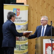 Powiększ zdjęcie Radny Dariusz Mietelski (z prawej) przekazuje staroście Dariuszowi Czechowskiemu pamiątkowy album
