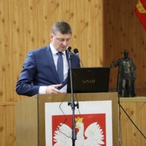 Powiększ zdjęcie Dyrektor ZOZ Włoszczowa Rafał Krupa podczas obrad Rady Powiatu Włoszczowskiego