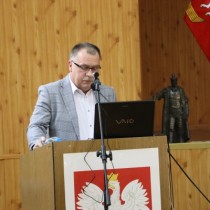 Powiększ zdjęcie Radny Sławomir Owczarek podczas obrad Rady Powiatu Włoszczowskiego