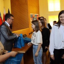 Powiększ zdjęcie Starosta Włoszczowski Dariusz Czechowski i Członek Zarządu Małgorzata Gusta wręczają podziękowania za udział w akcji charytatywnej.
