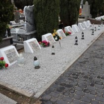 Powiększ zdjęcie Aleja na kwaterze wojennej na cmentarzu we Włoszczowie - widok w stronę wejścia od ul. Partyzantów - po utwardzeniu kostką.