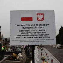 Powiększ zdjęcie Tablica informacyjna przy kwaterze grobów wojennych - Na tablicy napis: Dofinansowano ze środków Budżetu Państwa ze środków Ministra Kultury i Dziedzictwa Narodowego w Ramach Programu Rządowego Groby i Cmentarze Wojenne w Kraju