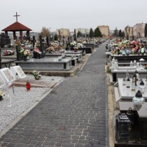 Powiększ zdjęcie Aleja na kwaterze wojennej na cmentarzu we Włoszczowie - widok w stronę wejścia od ul. Wiśniowej- po utwardzeniu kostką.